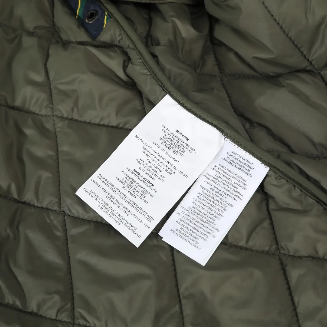 P370 #59 Ralph Lauren classic rhombus quilted cotton jacket for men and women. Inspired by retro workwear, it blends with contemporary British style. The imported machine-pressed rhombus quilting is accurately aligned, and the three-dimensional H-shaped tailoring is neat and slim. It is not bulky when layered in autumn and winter, and still maintains a light style.  Texture is reflected in the details: customized metal buckles, corduroy lapels, breathable eyelets under the arms, and slits on the hem, all replicating the brand's high-end genes. All excipients are standardized!  Five colors to choose from: black/khaki/brown/green/navy blue, easy to switch between commuting, leisure, and travel occasions. Function and appearance coexist: 37.5°C temperature control black technology, breathable and moisture-proof, anti-slip cotton patented fabric, temperature-locking, soft and waxy, durable and stylish. A retro warm-keeping item that can handle low temperatures calmly. The details are all made of craftsmanship, and the style has no limits. It has a classy look that will turn heads.  Color: Khaki Black Navy Green Brown Size: S M L